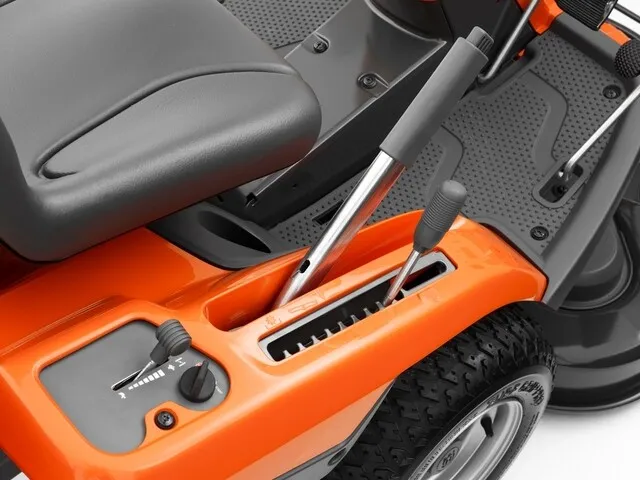 Husqvarna R 216T AWD Rider Benzine Frontmaaier
